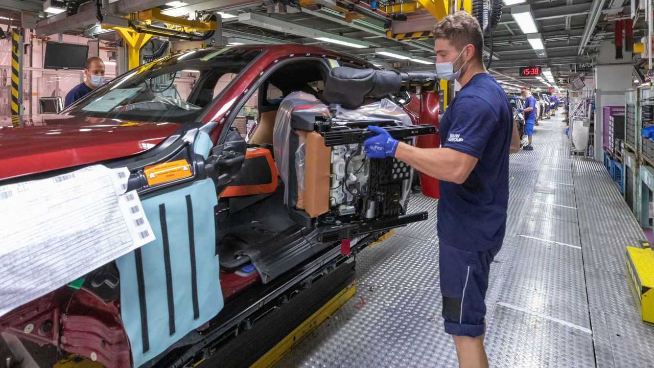 El primer BMW i4 de producción sale de fábrica