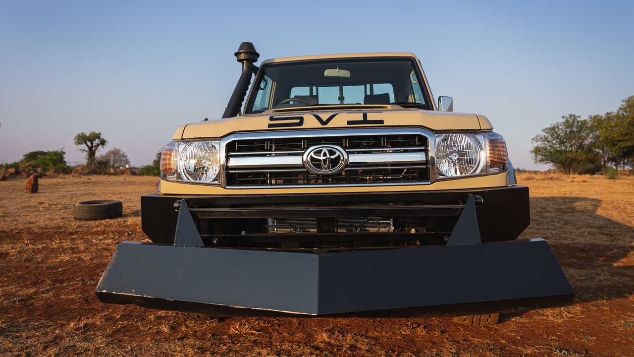 La pala antisommossa per Toyota Land Cruiser 79 by SVI