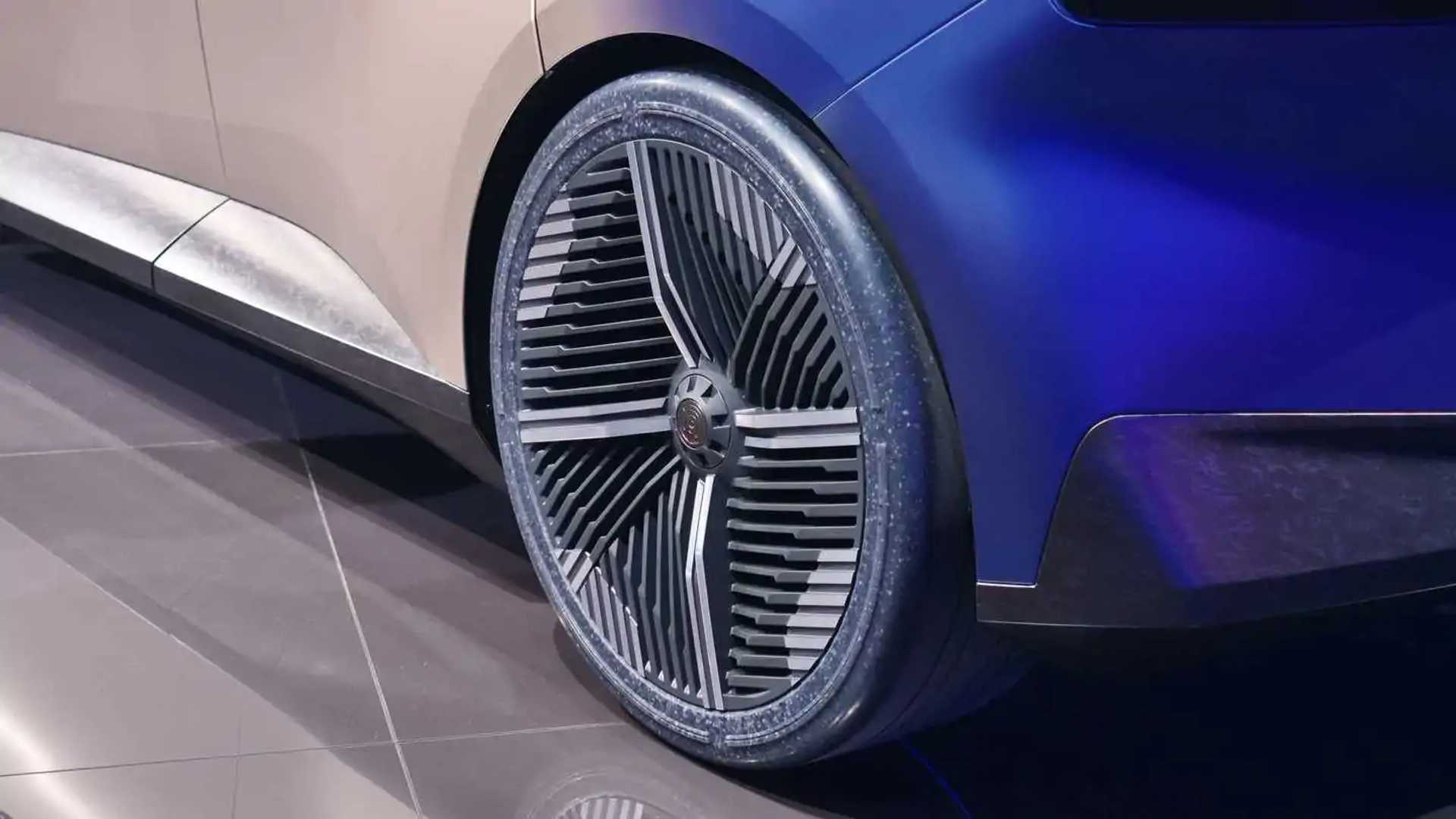 https://cdn.motor1.com/images/mgl/4ypJY/s1/live-photos-of-bmw-i-vision-circular-from-iaa-2021.jpg