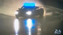Güvenlik aracı Audi R8'in S virajdaki yanlamasını izleyin