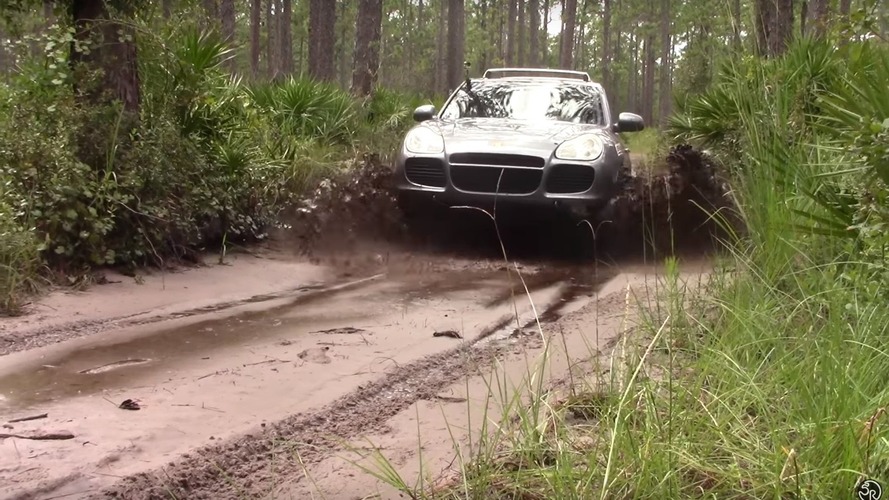 Porsche Cayenne Turbo off-road yapıyor