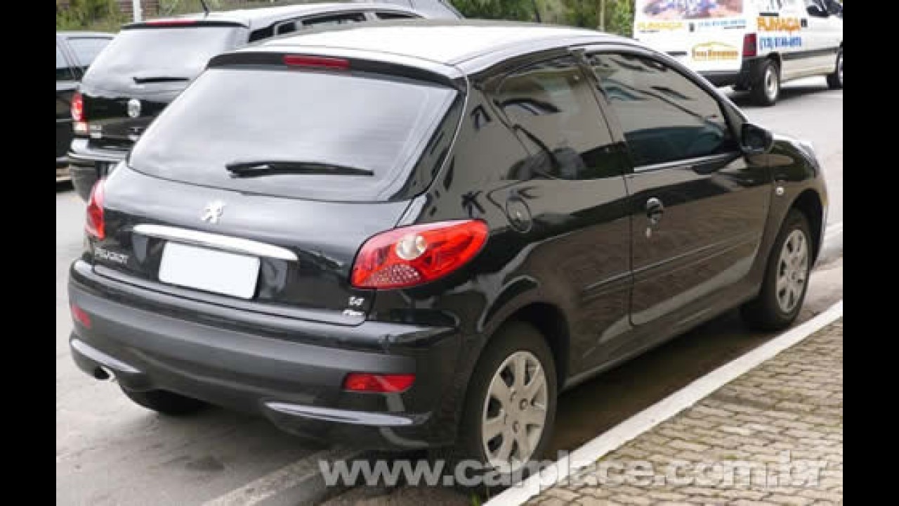 Sem nenhum disfarce: Novo Peugeot 207 Compact 2009 é flagrado novamente