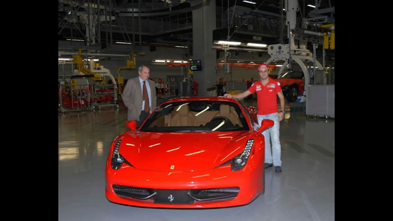 VÍDEO: Felipe Massa está de volta à Maranello e conhece a nova Ferrari 458 Italia