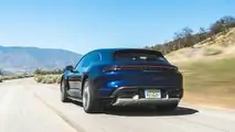 Quartier arrière extérieur de la Porsche Taycan Turbo Cross Turismo 2021