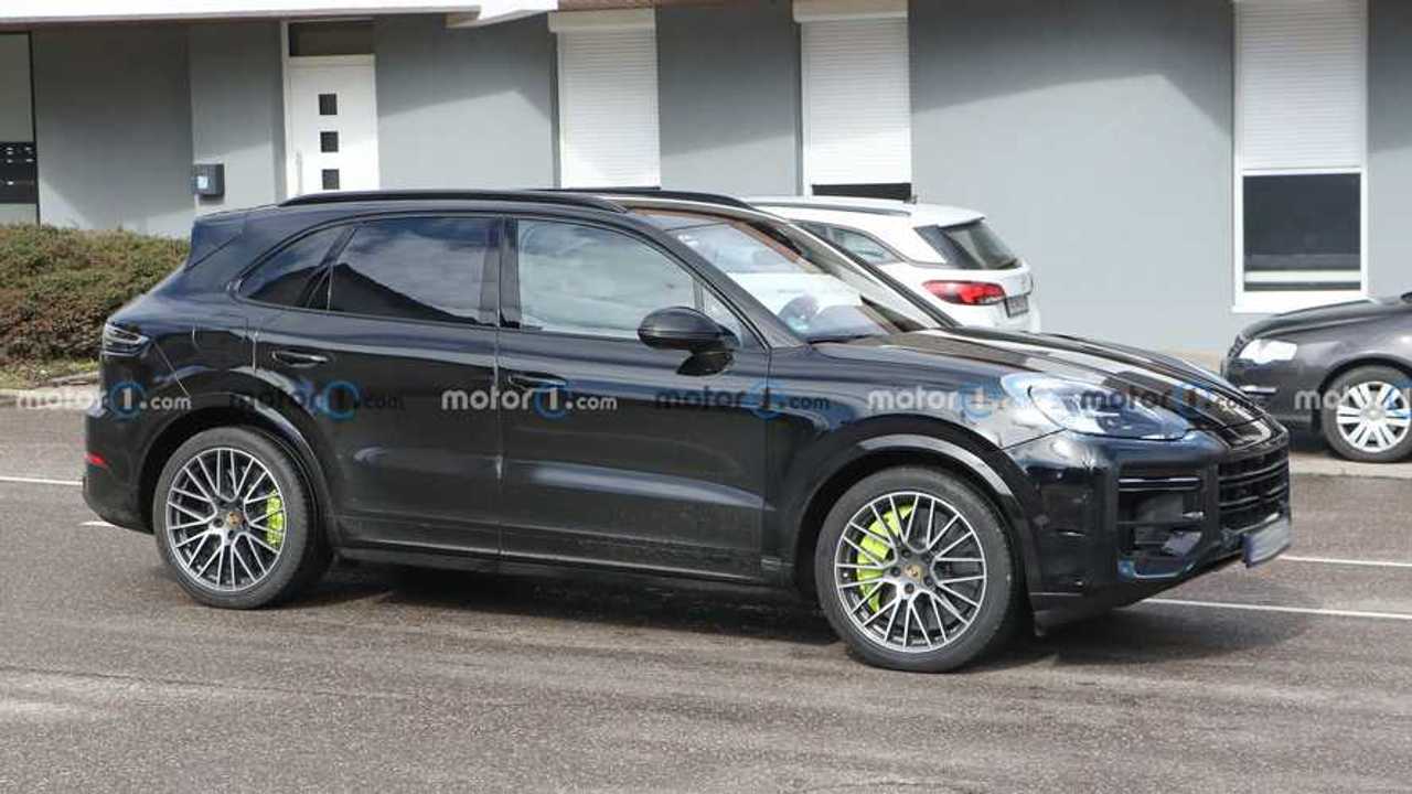 Porsche Cayenne facelift spied inside and out
