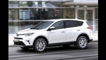 Toyota strahlt in Tokio-Rot
