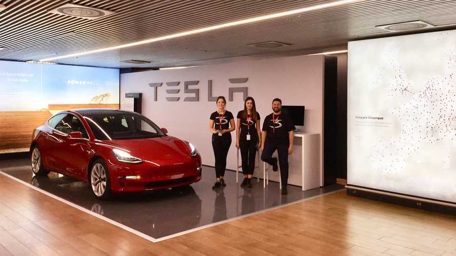 Tesla Model 3, atterraggio a Fiumicino