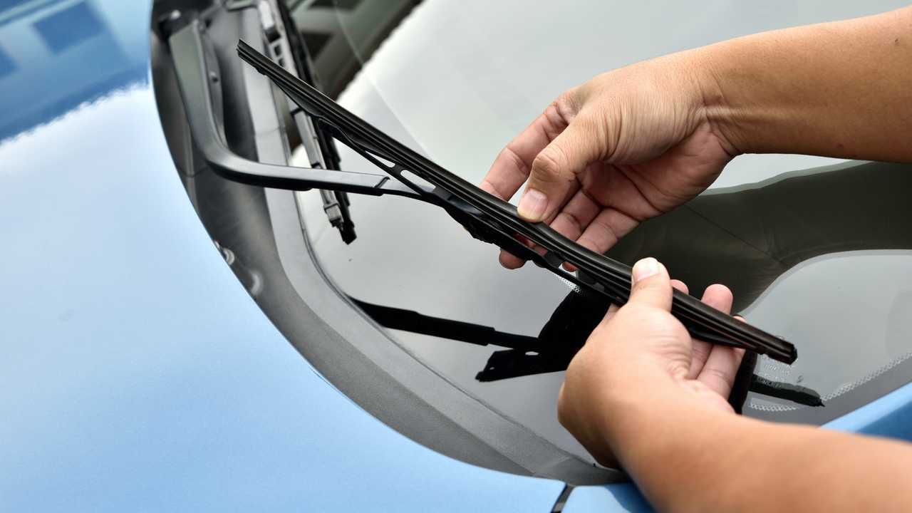 Checking old wiper blade condition