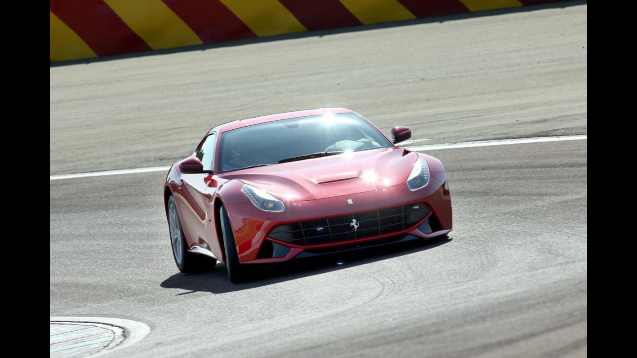 Ferrari F12berlinetta tem novas fotos oficiais divulgadas