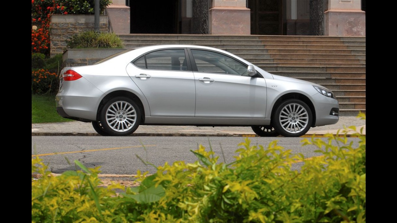 JAC Motors lança o sedã J5 oficialmente no Brasil por R$ 53.800