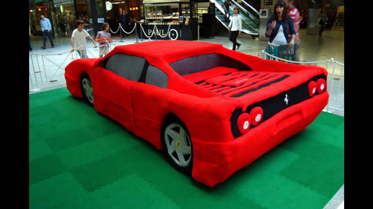 Vovó que fez: Uma Ferrari feita de crochê
