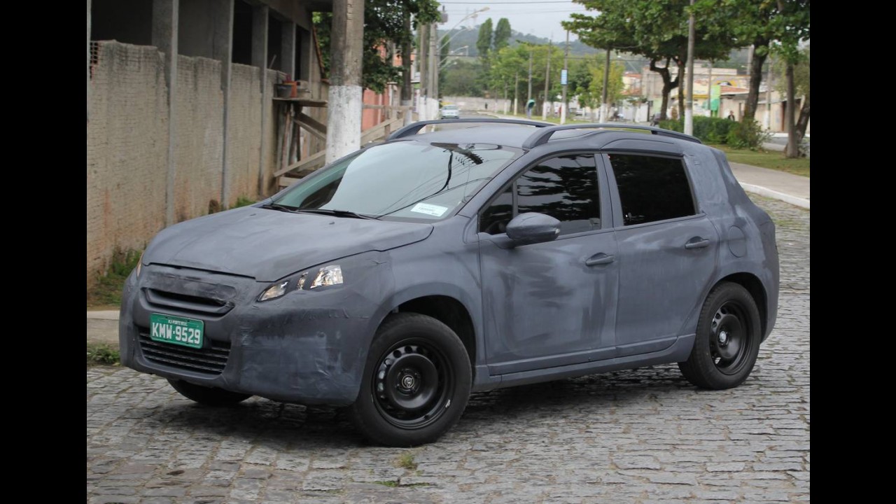 Flagra: duas versões do novo Peugeot 2008 em testes no interior do RJ