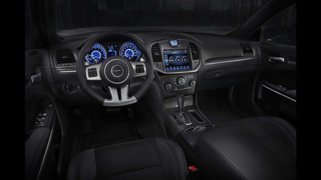 Chrysler apresenta versão esportiva 300 SRT8