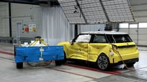 Der Mini nach dem Aufprall der mobilen, seitlichen Barriere