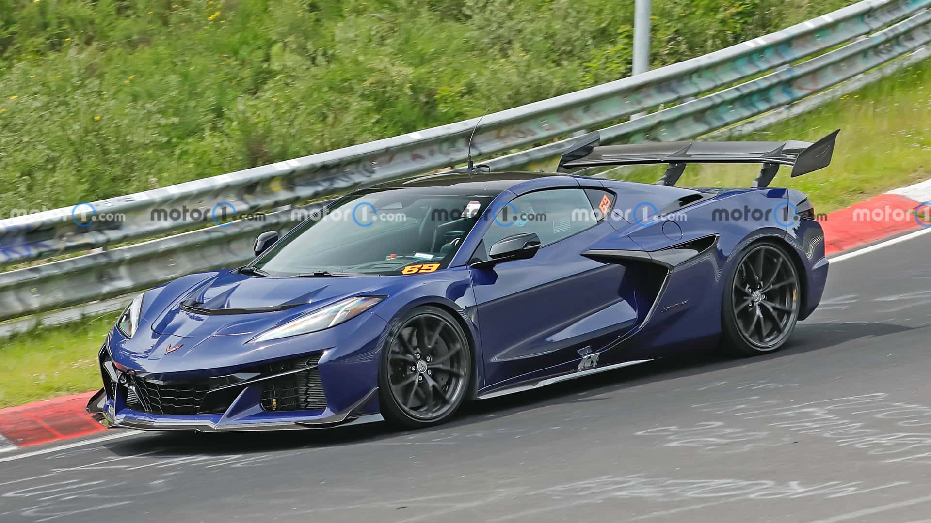 https://cdn.motor1.com/images/mgl/6Z4Pwe/s1/2026-chevrolet-c8-corvette-zora-spy-shots-undisguised-exterior-17.jpg