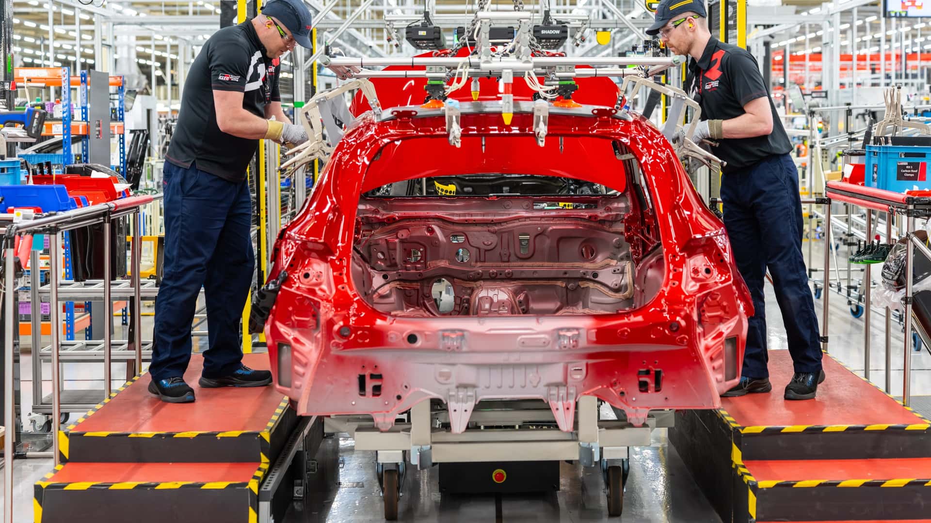 https://cdn.motor1.com/images/mgl/6Z8XvE/s1/toyota-gr-corolla-uk-plant-tour.jpg