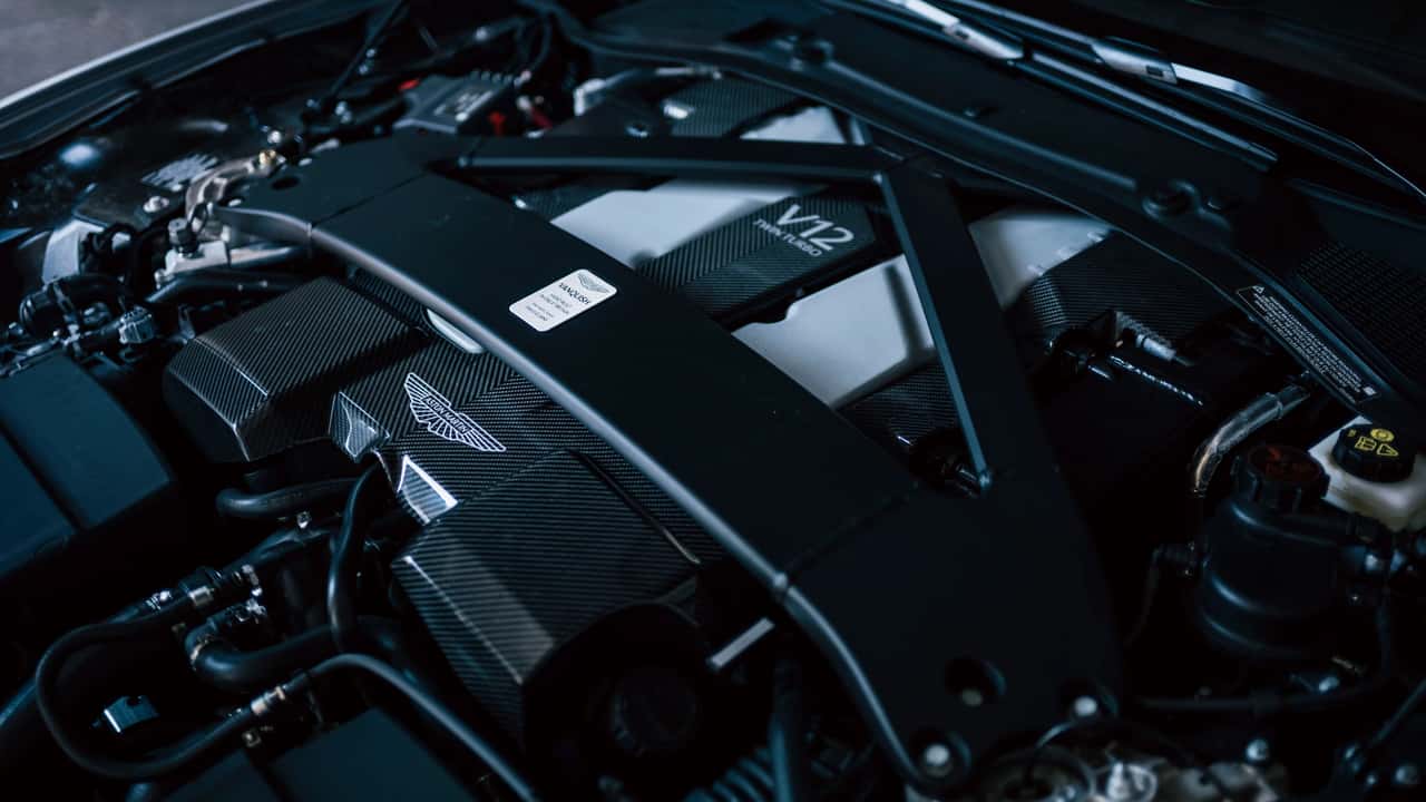 Aston Martin opóźnia elektryki, by ratować silniki V12