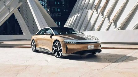 Lucid открывает первый магазин в Саудовской Аравии Lucid Air outside the company's new Studio in Riyadh, Saudi Arabia