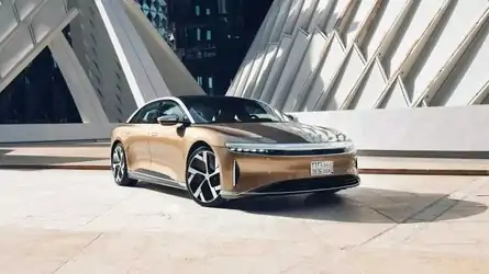 Lucid открывает первый магазин в Саудовской Аравии Lucid Air outside the company's new Studio in Riyadh, Saudi Arabia