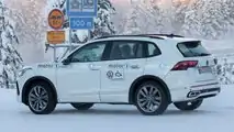 Neue Erlkönigbilder des VW Tiguan (2023) in weiß vom 15.12.2022