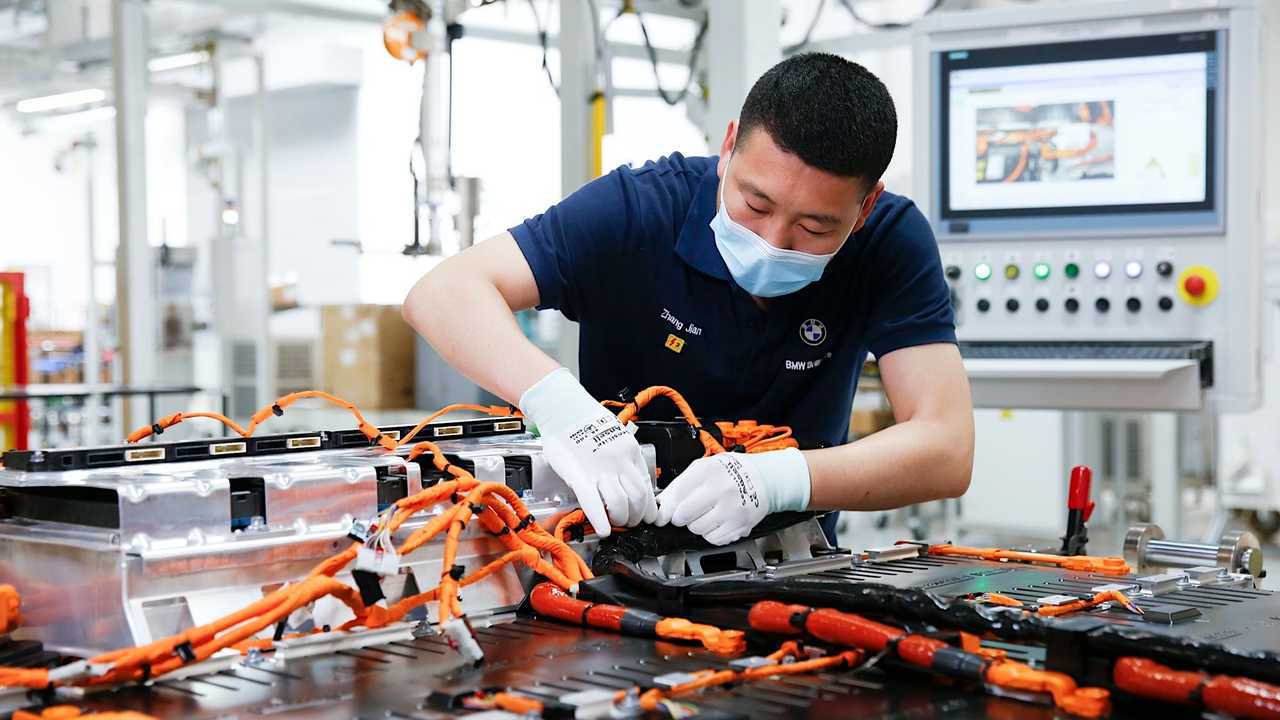 BMW, la fabbrica di Regensburg