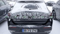 Foto - Mercedes EQA, le nuove foto spia del restyling