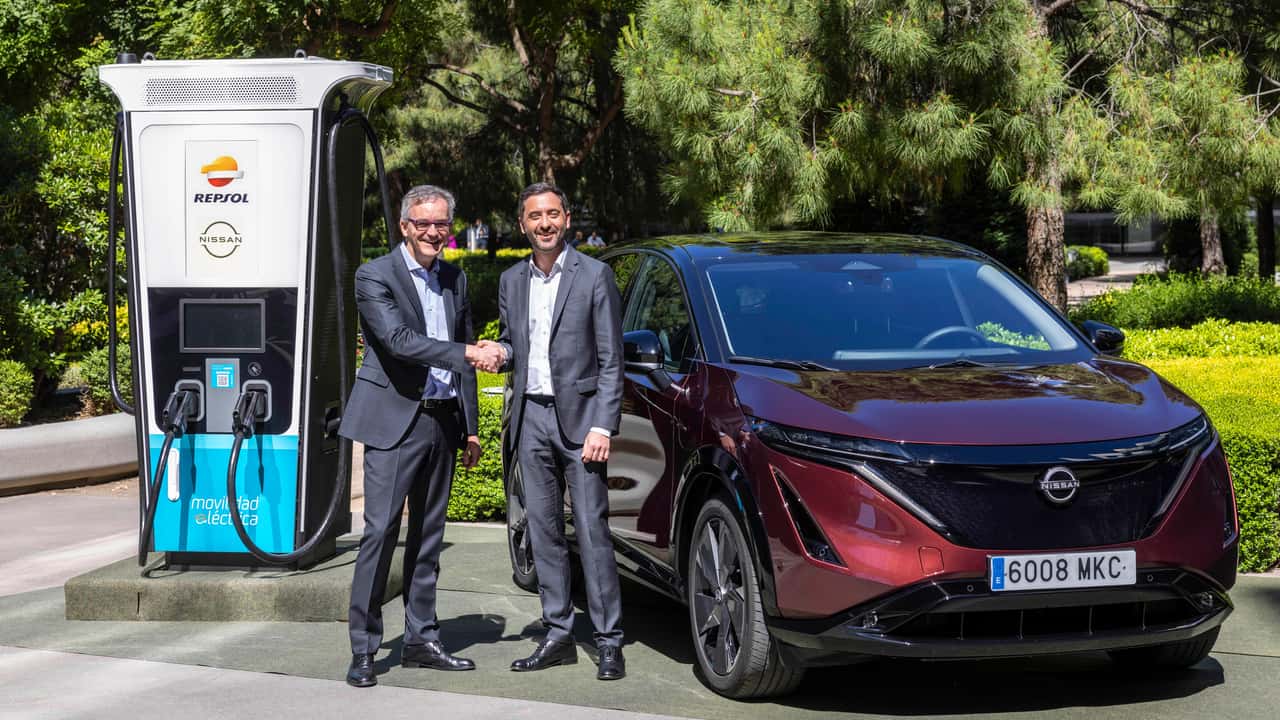 Christian Costaganna y Oivier Fernandez firman un Acuerdo de Nissan-REPSOL