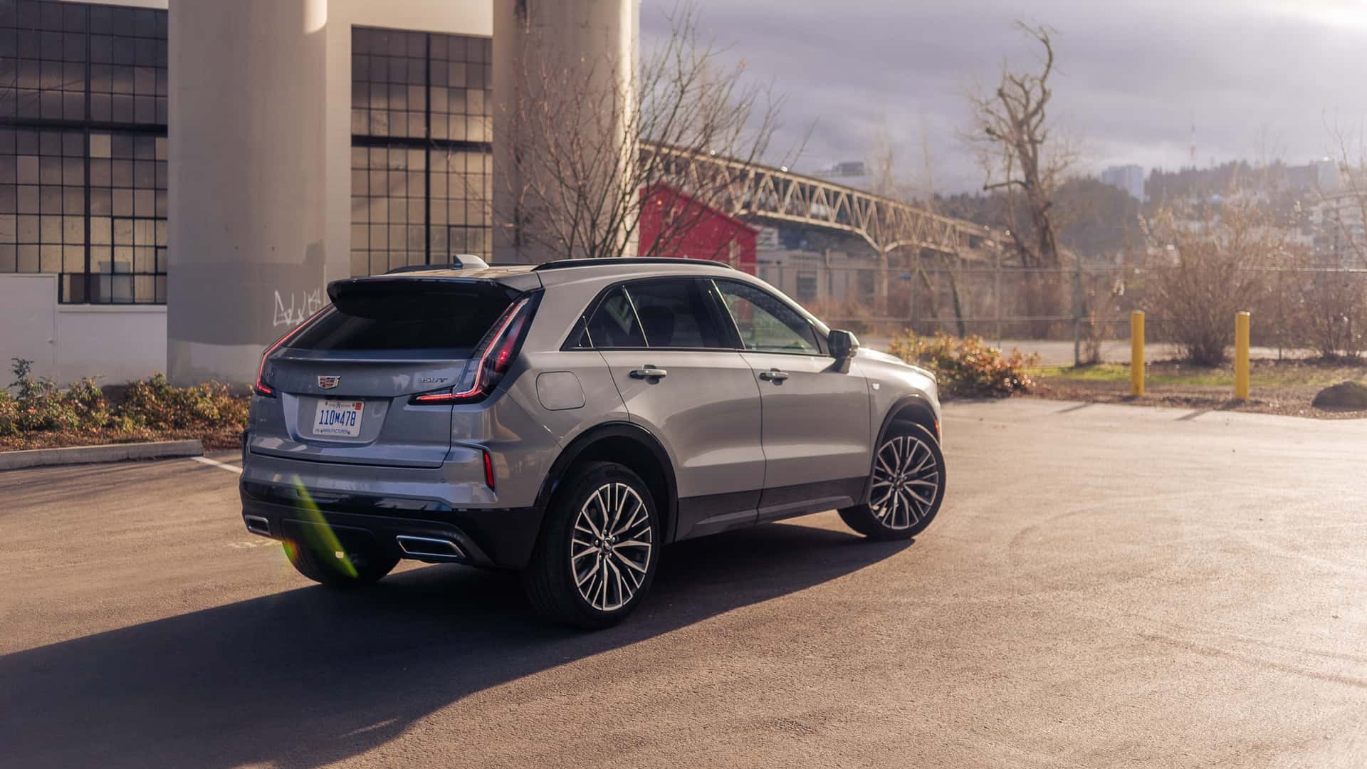 https://cdn.motor1.com/images/mgl/6ZQAeG/s1/2024-cadillac-xt4-350t-awd-argent-silver-metallic.jpg