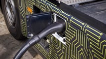 Mercedes eActros 600 beim Aufladen (Detail)