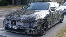 2023 BMW Serie 5 con luci di produzione foto spia