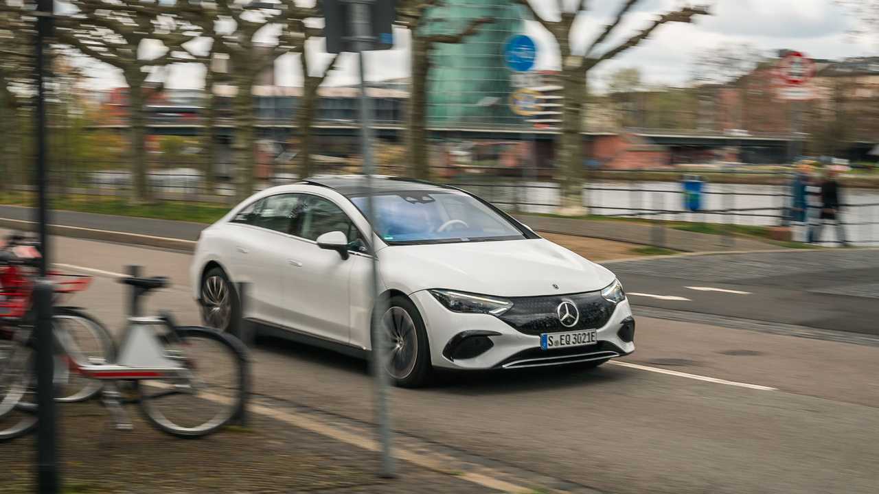 Mercedes-Benz EQE 350+ prova vista dinamica del quarto anteriore