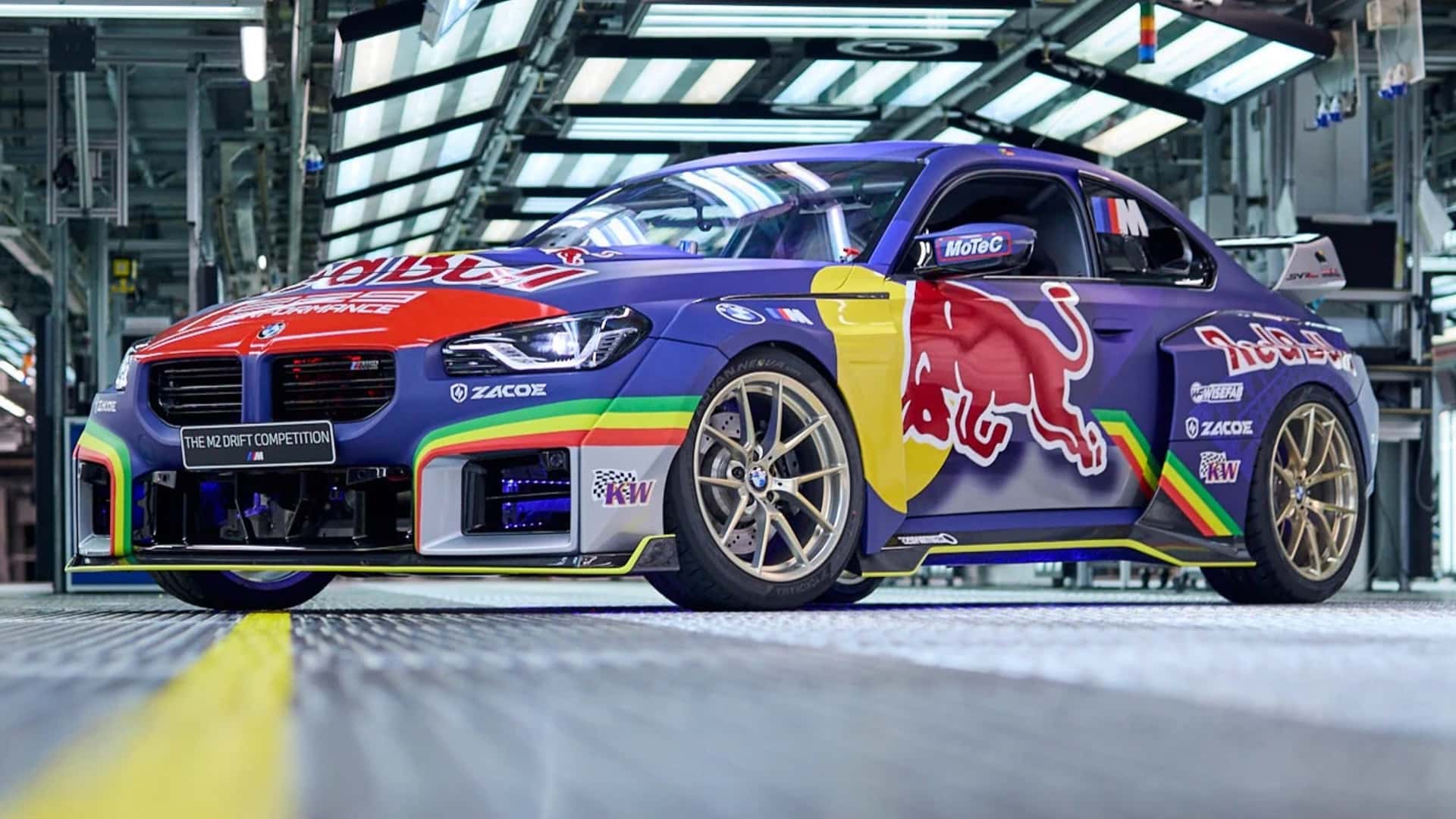 BMW M2 Gila dengan 1.000+ HP Melakukan Drift di Dalam Pabrik Mobil