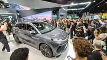 BYD Atto 8 DM-P estreia no Brasil
