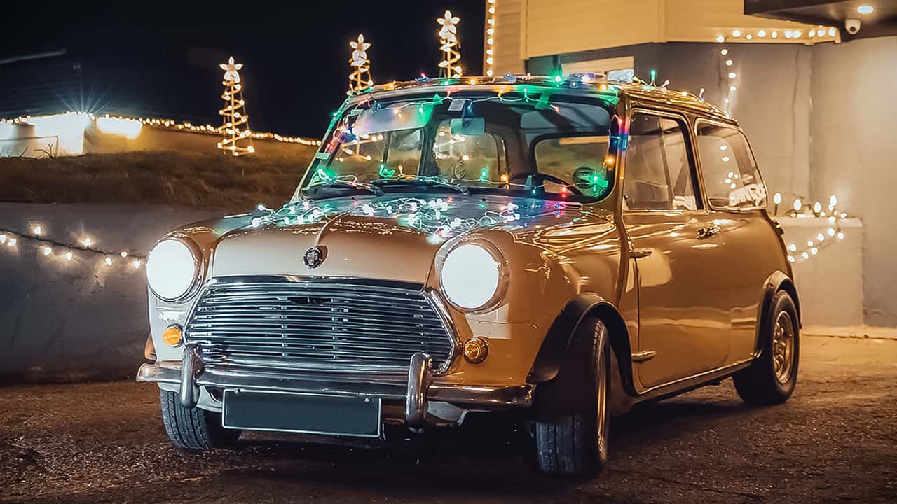 Weihnachtsdeko am und im Auto