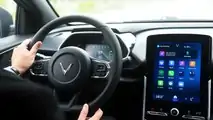 Customers learn about the features of VinFast VF e34 before driving off the production line_4