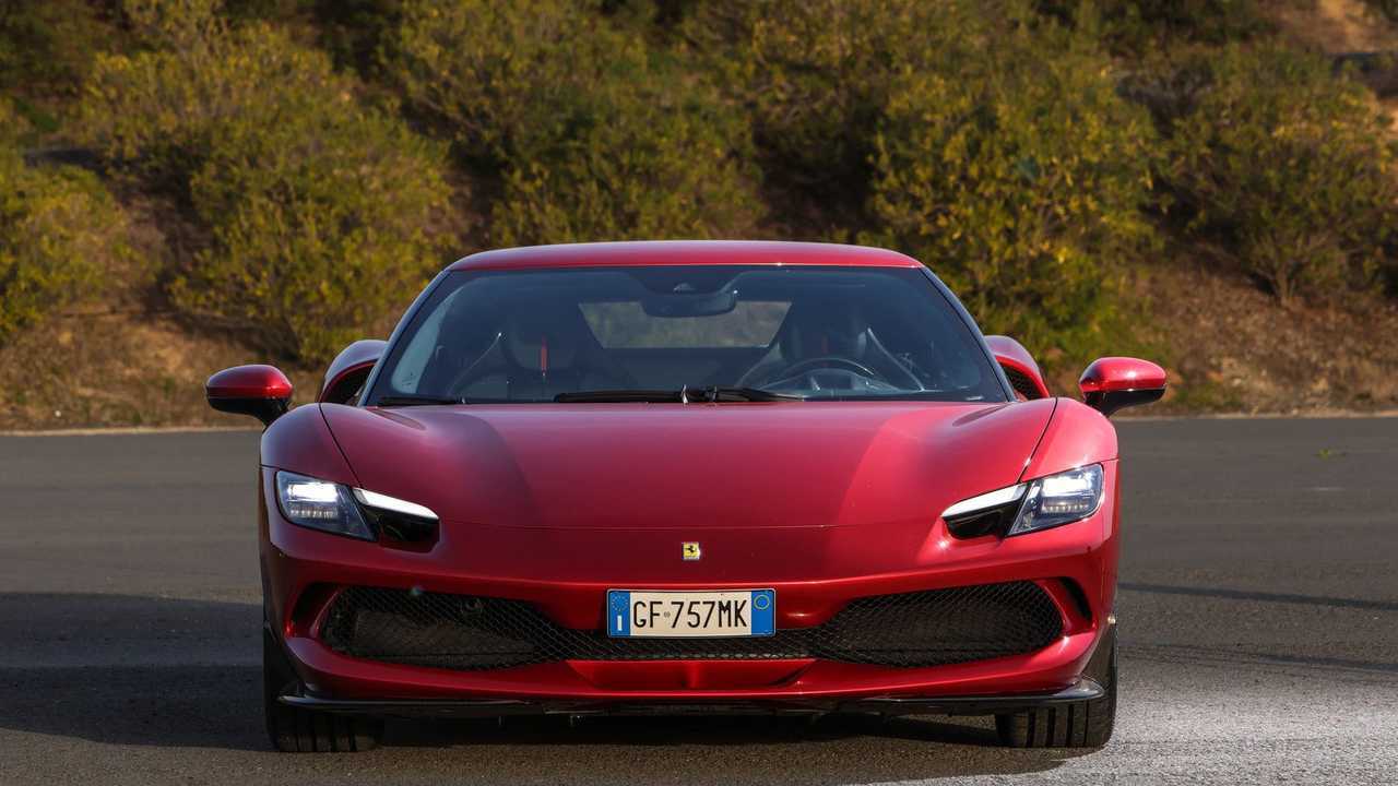 Foto - Ferrari 296 GTB, la prova su strada