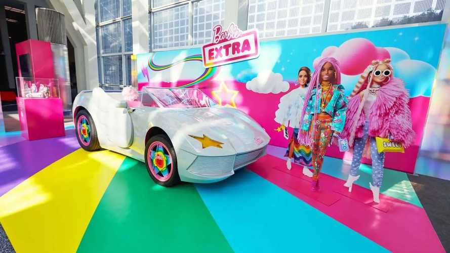 La Fiat 500e diventa tutta rosa e con le ali per Barbie