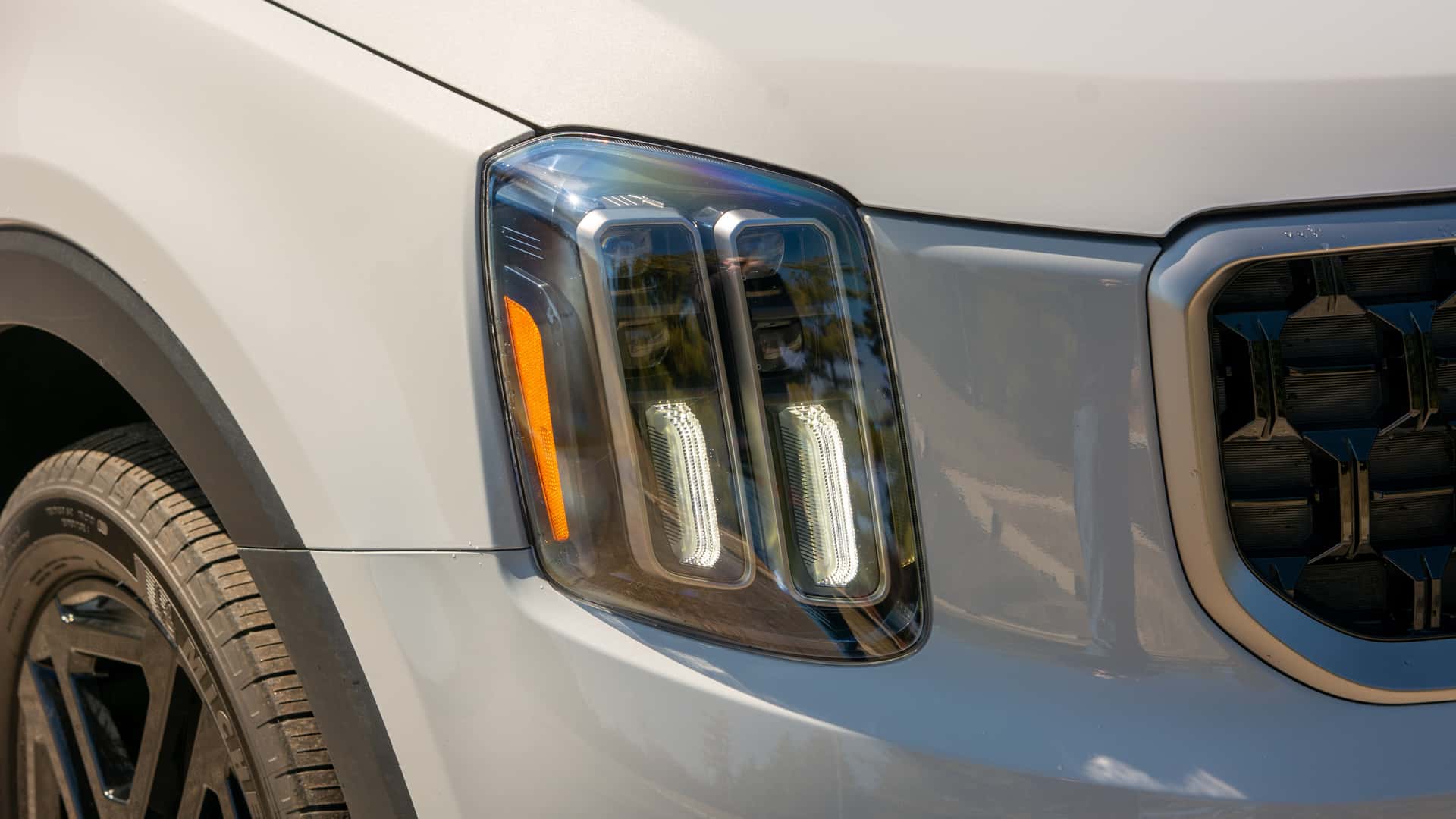 https://cdn.motor1.com/images/mgl/6ZzNWr/s1/2023-kia-telluride-exterior.jpg