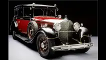 Der speziell für den japanischen Kaiser Hirohito angefertigte Mercedes 770. Die Chrysanthemen, das Symbol des Tenno, mussten für den späteren Aufenthalt des Autos im Mercedes-Museum leicht geändert werden.