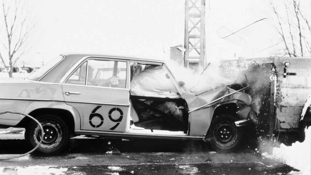 Vor 40 Jahren: Mercedes-Benz bringt Fahrerairbag und Gurtstraffer in die Serie