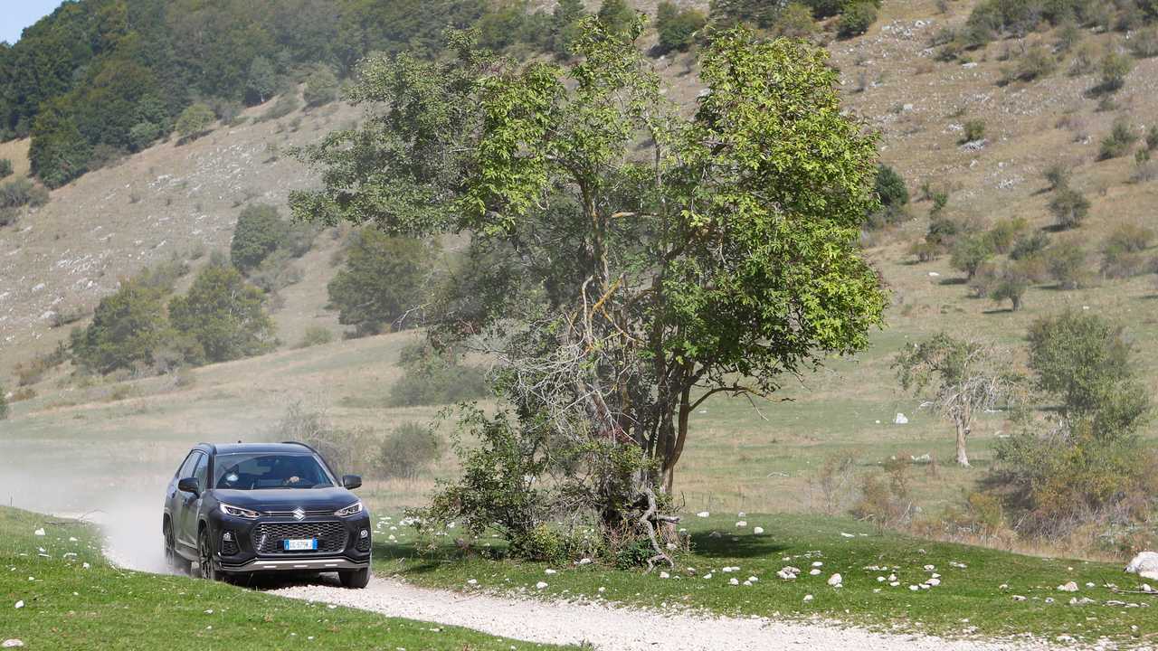 Suzuki Across Plug-in in fuori strada
