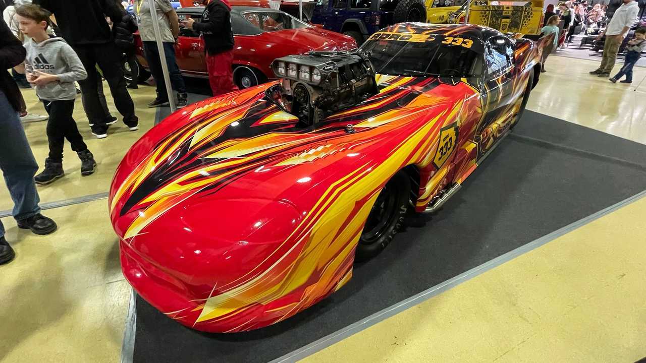 Дрэгстер Dodge Viper в три четверти спереди