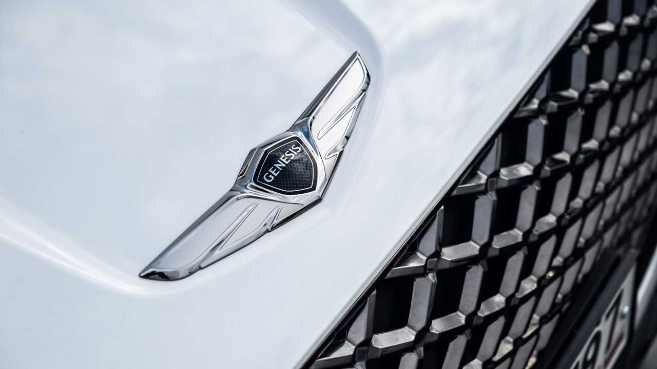 Genesis GV70, эмблема на капоте