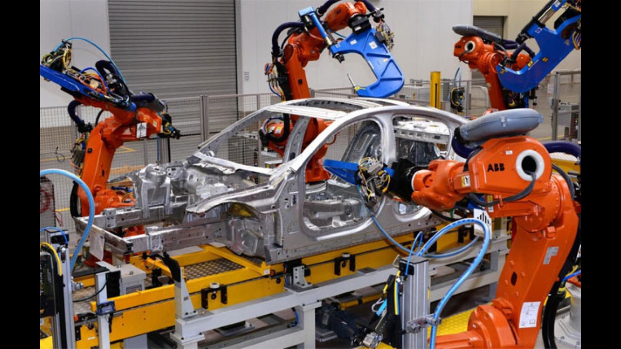 Previsto para o Brasil, Jaguar XE começa a ser produzido no Reino Unido