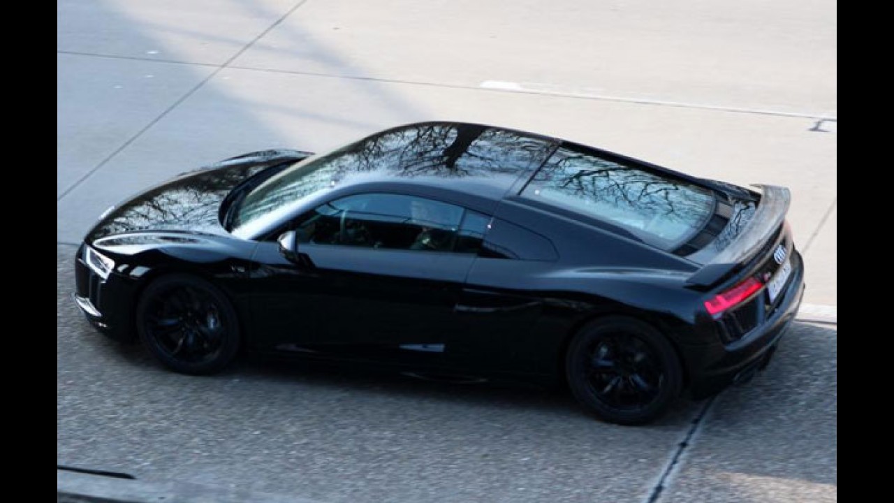 Flagra! Depois de aparecer em posto, novo Audi R8 é pego na estrada