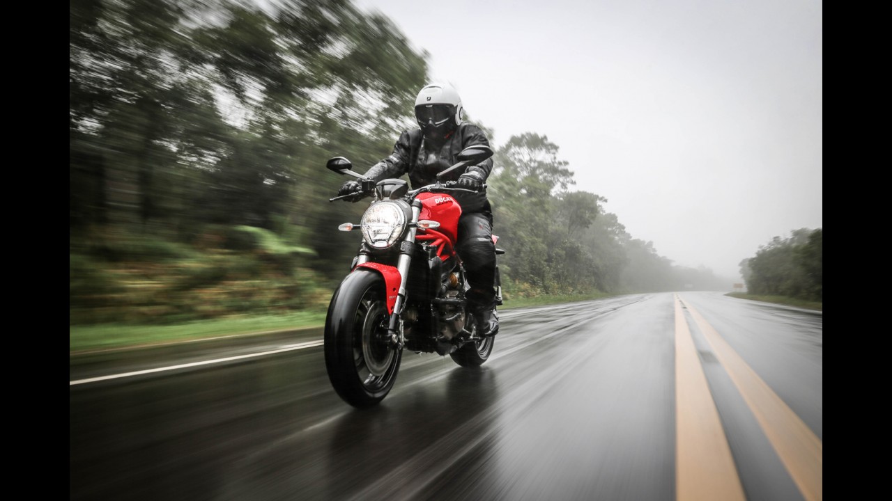 Avaliação: Ducati Monster 821 une estilo clássico, motor explosivo e fome de curvas