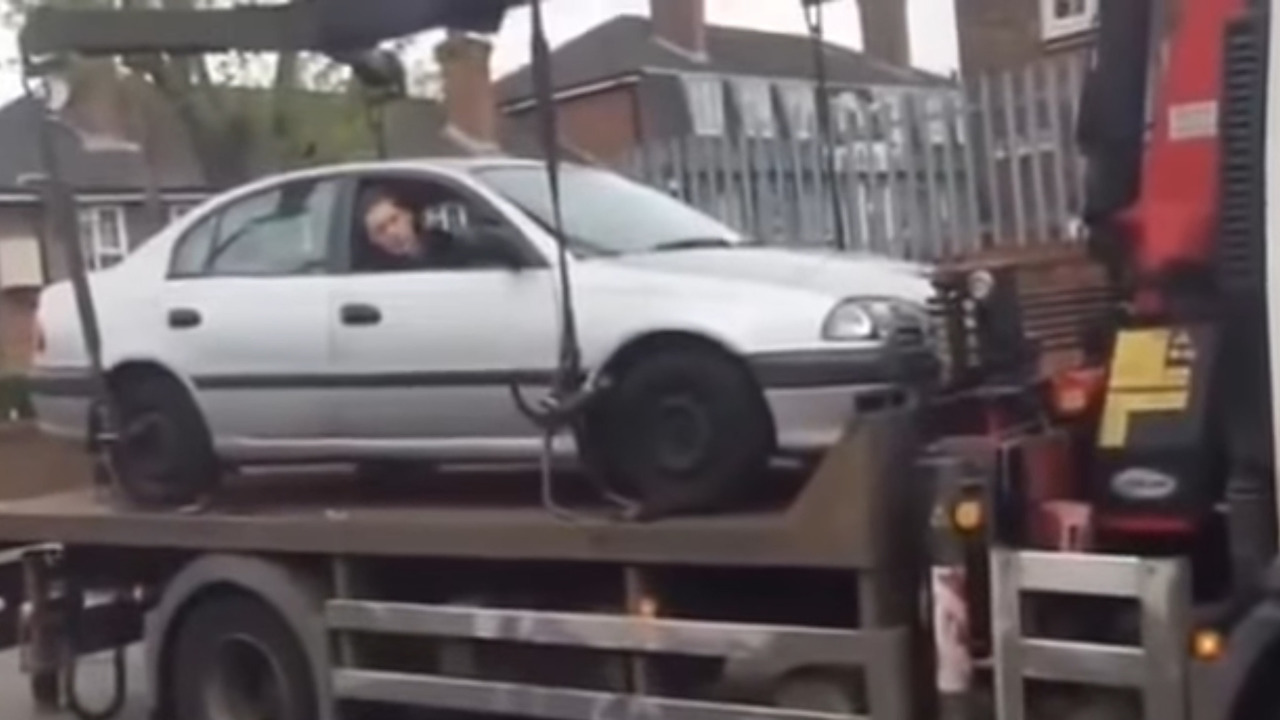 Une Toyota Avensis sur un camion fourrière