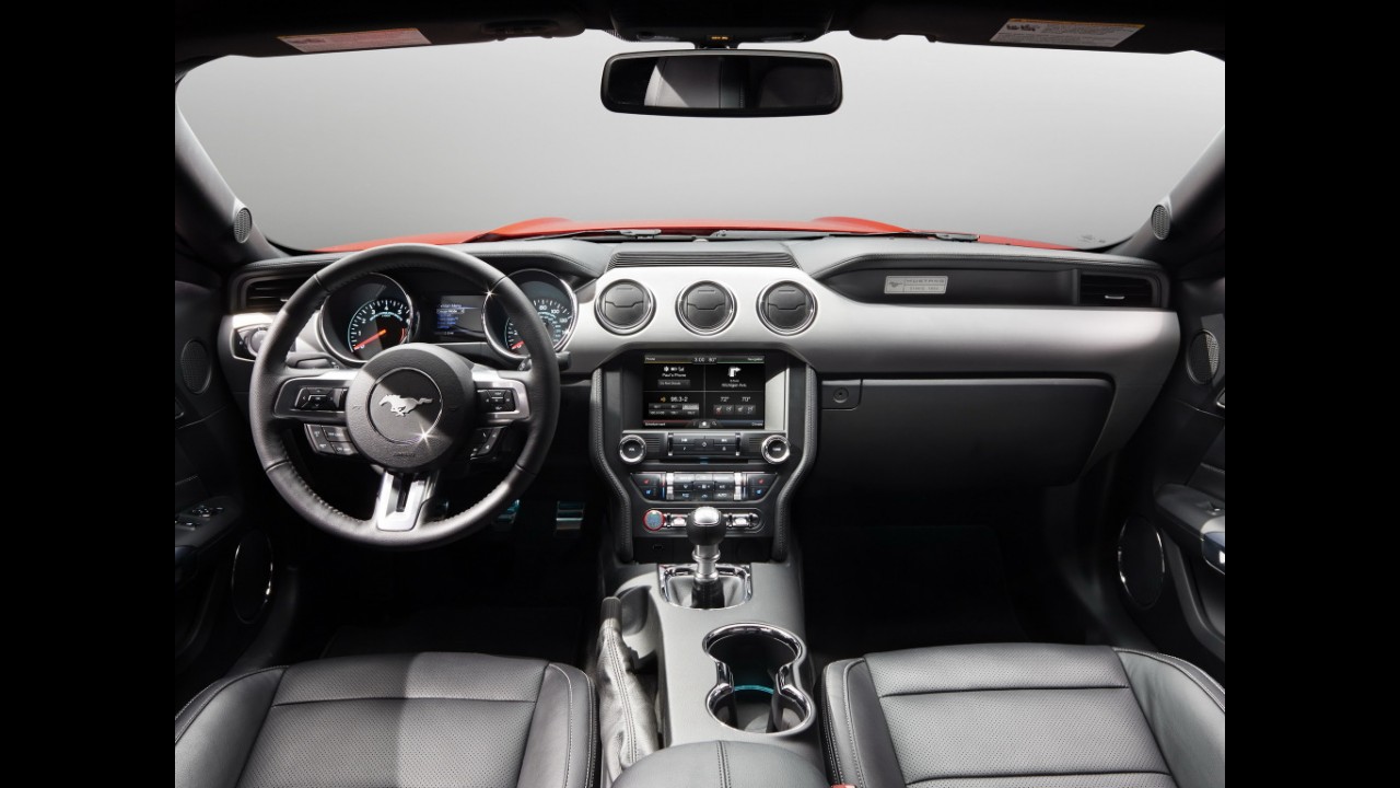 Ford Mustang estreará novo visual e câmbio de 10 marchas em breve