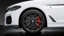 M Performance Parts für BMW 5er (2020): Y-Speichen-Rad mit rotem Bremssattel und Air Breather