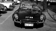 Jaguar E-Type: Der 77 RW bei einer Demo-Fahrt mit Jaguar-Testfahrer Norman Dewis, Genf 1961. Copyright JDHT